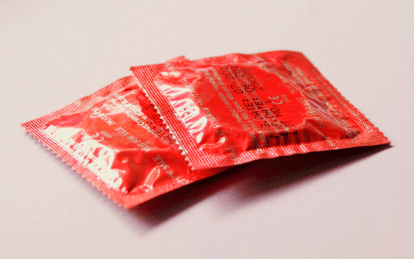 빨간 색 두꺼운 콘돔 2개