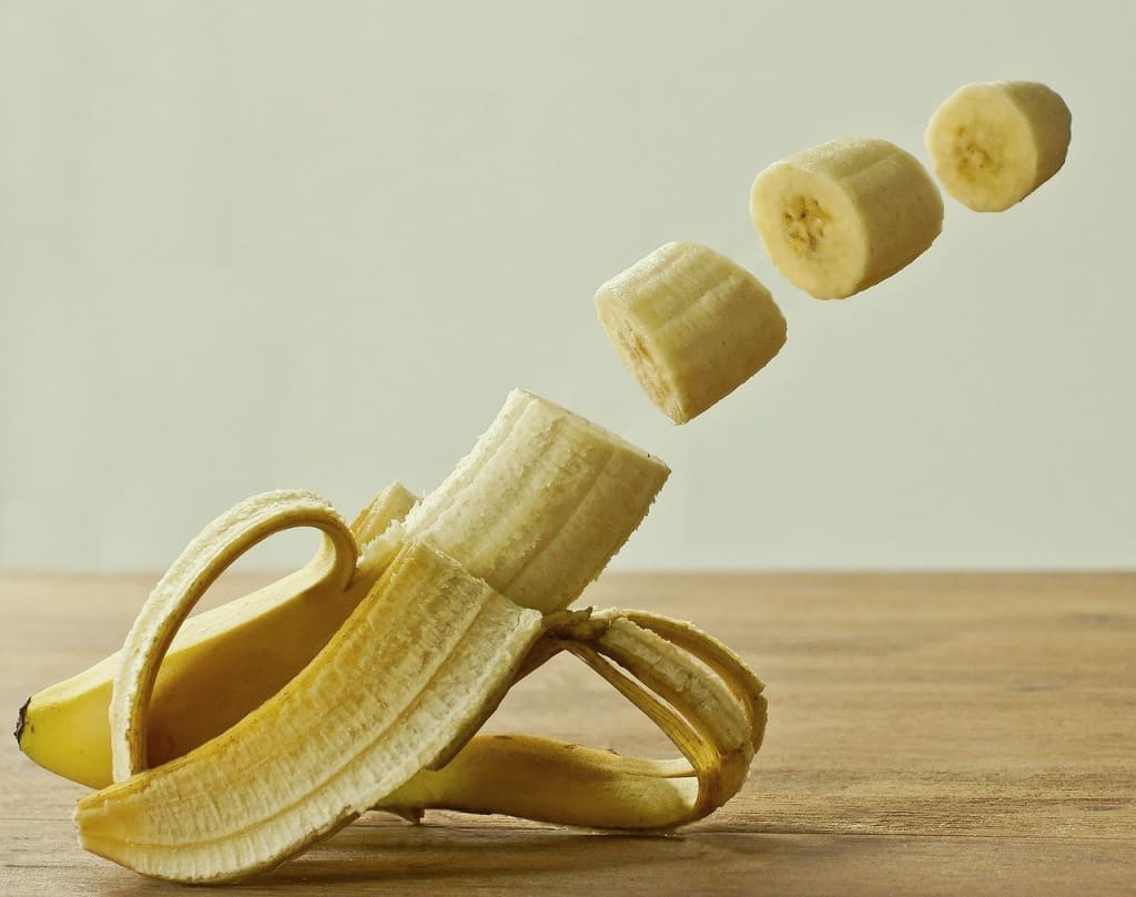 잘라져 있는 바나나 대표적인 역류성 식도염에 좋은 음식