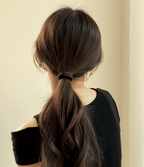 포니테일 머리 스타일을 한 여성으로 머리카락 두꺼워지는법 위해 머리카락에 힘을 덜 주는 모습